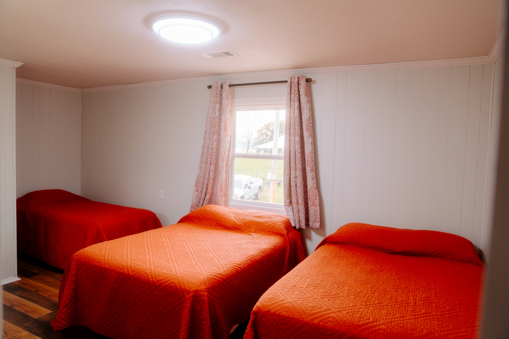 2025_WGR_Cabin_3B_Bed_OrangeSheets-23